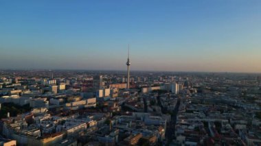 Berlin TV kulesi şehrin üzerinde dikiliyor, altın saatin sıcacık parıltısıyla yıkanıyor. hız rampası hiper hareket zaman aşımı 