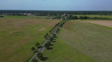 Yol, ağaçlar ve ekilmiş tarlaları olan kırsal bir arazinin havadan görünüşü. hız rampası hiper hareket zaman aşımı 