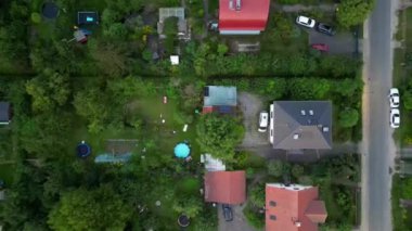 Brandenburg, Almanya 'da sakin bir akşam, çatıların, yemyeşil otlakların ve bir yol ağının sergilendiği bir yerleşim alanına iniyor. hız rampası hiper hareket zaman aşımı 