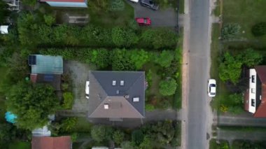 Brandenburg, Almanya 'da sakin bir akşam, çatıların, yemyeşil otlakların ve bir yol ağının sergilendiği bir yerleşim alanına iniyor. Yukarıdan aşağıya doğru uçur 