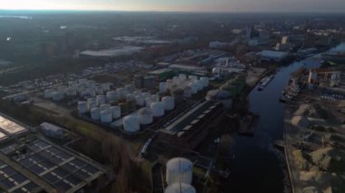 Güneşli bir günde şehrin üzerine büyük miktarlarda duman salan büyük bir sanayi enerji santralinin havadan görüntüsü. geniş yörünge görünümü dronu 