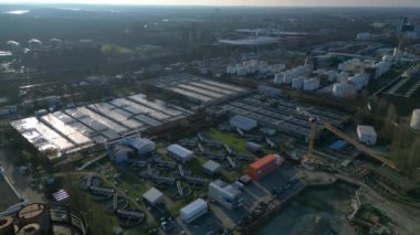 Kentsel suyu arıtan atık su arıtma tesisi, tortu tanklarını, hava tanklarını ve açıklayıcıları gösteren hava manzarası. statik üç ayaklı insansız hava aracı 