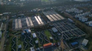 Kentsel suyu arıtan atık su arıtma tesisi, tortu tanklarını, hava tanklarını ve açıklayıcıları gösteren hava manzarası. Yukarıdan insansız hava aracı görüntüleri 