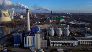 Atık atıkların enerji santraline uçarak bacasından çıkan dumanın kentsel bir alana yakın bir yere yayılması, atıkların çevresel etkileri. hız rampası hiper hareket zaman aşımı 