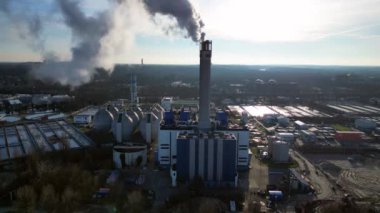 Atık atıkların enerji santraline uçarak bacasından çıkan dumanın kentsel bir alana yakın bir yere yayılması, atıkların çevresel etkileri. Yukarıdan insansız hava aracı görüntüleri 