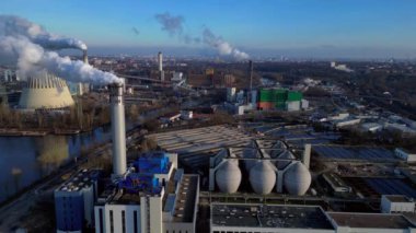 Atık atıkların enerji santraline uçarak bacasından çıkan dumanın kentsel bir alana yakın bir yere yayılması, atıkların çevresel etkileri. Yukarıdan insansız hava aracı görüntüleri 