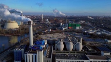 Atık atıkların enerji santraline uçarak bacasından çıkan dumanın kentsel bir alana yakın bir yere yayılması, atıkların çevresel etkileri. İHA alçalıyor 