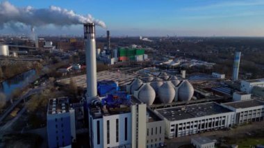 Atık atıkların enerji santraline uçarak bacasından çıkan dumanın kentsel bir alana yakın bir yere yayılması, atıkların çevresel etkileri. İHA yükseliyor 