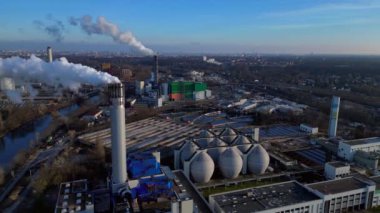 Atık atıkların enerji santraline uçarak bacasından çıkan dumanın kentsel bir alana yakın bir yere yayılması, atıkların çevresel etkileri. panorama genel görünüm dronu 