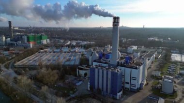 Atık atıkların enerji santraline uçarak bacasından çıkan dumanın kentsel bir alana yakın bir yere yayılması, atıkların çevresel etkileri. İHA alçalıyor 