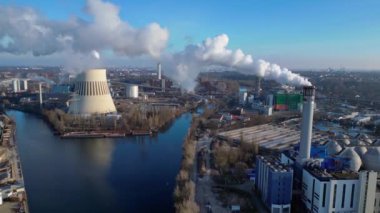 Atık atıkların enerji santraline uçarak bacasından çıkan dumanın kentsel bir alana yakın bir yere yayılması, atıkların çevresel etkileri. İHA yükseliyor 