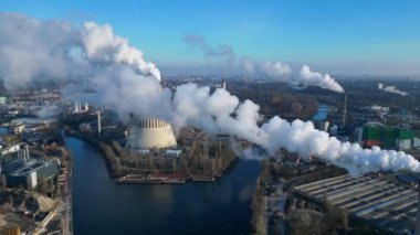 Atık atıkların enerji santraline uçarak bacasından çıkan dumanın kentsel bir alana yakın bir yere yayılması, atıkların çevresel etkileri. uçuş üstü insansız hava aracı 