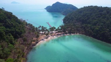 Koh Chang Adası 'ndaki yemyeşil tepelerin ve turkuaz suların manzaralı manzarası. Yukarıdan aşağıya doğru uçur 