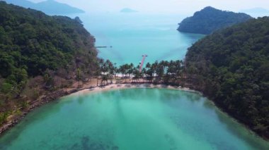 Koh Chang Adası 'ndaki yemyeşil tepelerin ve turkuaz suların manzaralı manzarası. Yukarıdan insansız hava aracı görüntüleri 