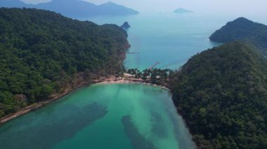Koh Chang Adası 'ndaki yemyeşil tepelerin ve turkuaz suların manzaralı manzarası. Yukarıdan insansız hava aracı görüntüleri 