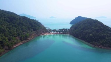 Koh Chang Adası 'ndaki yemyeşil tepelerin ve turkuaz suların manzaralı manzarası. panorama genel görünüm dronu 