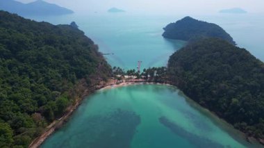 Koh Chang Adası 'ndaki yemyeşil tepelerin ve turkuaz suların manzaralı manzarası. geniş yörünge görünümü dronu 