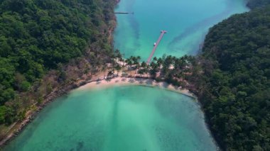 Koh Chang Adası 'ndaki yemyeşil tepelerin ve turkuaz suların manzaralı manzarası. panorama yörünge dronu 