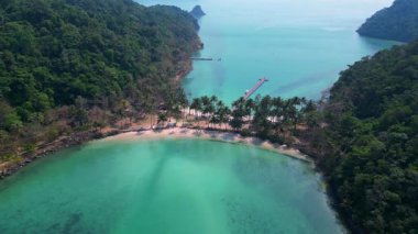 Koh Chang Adası 'ndaki yemyeşil tepelerin ve turkuaz suların manzaralı manzarası. İHA yükseliyor 