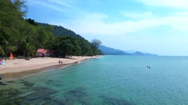 Koh Chang Adası 'nın havadan görünüşü, Tayland' da güzel bir tropikal beyaz kum plajı ve turkuaz suyla buluşan yemyeşil yağmur ormanlarını gösteriyor. statik üç ayaklı insansız hava aracı 