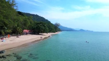 Koh Chang Adası 'nın havadan görünüşü, Tayland' da güzel bir tropikal beyaz kum plajı ve turkuaz suyla buluşan yemyeşil yağmur ormanlarını gösteriyor. İHA yükseliyor 
