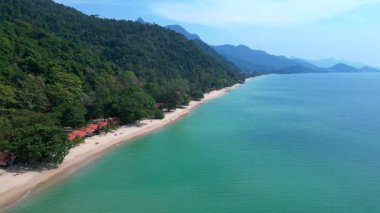 Koh Chang Adası 'nın havadan görünüşü, Tayland' da güzel bir tropikal beyaz kum plajı ve turkuaz suyla buluşan yemyeşil yağmur ormanlarını gösteriyor. panorama genel görünüm dronu 