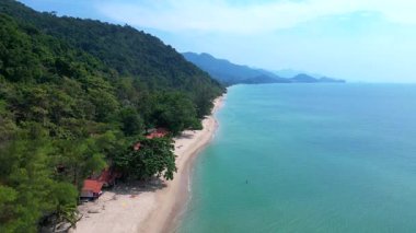 Koh Chang Adası 'nın havadan görünüşü, Tayland' da güzel bir tropikal beyaz kum plajı ve turkuaz suyla buluşan yemyeşil yağmur ormanlarını gösteriyor. İHA alçalıyor 