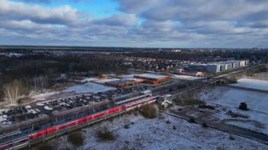 Falkensee 'de karlı bir şehirde seyahat eden bir tren. uçuş üstü insansız hava aracı 