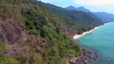 Koh Chang Adası 'nın havadan görünüşü, Tayland' da güzel bir tropikal beyaz kum plajı ve turkuaz suyla buluşan yemyeşil yağmur ormanlarını gösteriyor. Sol İHA 'ya dön 