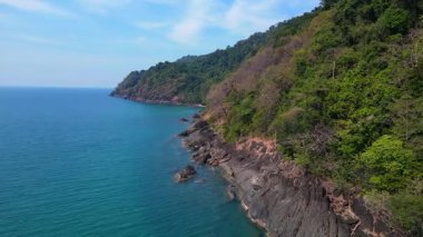 Koh Chang kıyı şeridi boyunca yemyeşil tepeler ve turkuaz sular. hız rampası hiper hareket zaman aşımı 