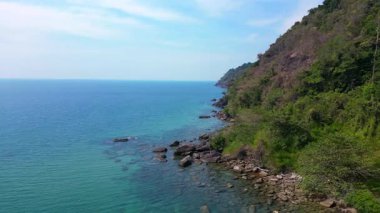 Koh Chang kıyı şeridi boyunca yemyeşil tepeler ve turkuaz sular. statik üç ayaklı insansız hava aracı 