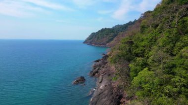 Koh Chang kıyı şeridi boyunca yemyeşil tepeler ve turkuaz sular. Dolly sol İHA 