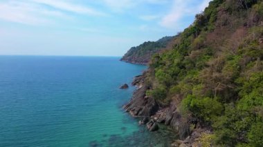 Koh Chang kıyı şeridi boyunca yemyeşil tepeler ve turkuaz sular. uçuş üstü insansız hava aracı 