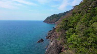 Koh Chang kıyı şeridi boyunca yemyeşil tepeler ve turkuaz sular. statik üç ayaklı insansız hava aracı 