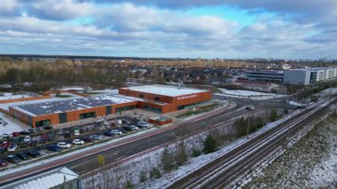  Falkensee Almanya 'sında kar ve banliyö evleriyle çevrili güneş panelleri olan kapalı yüzme havuzu. Yukarıdan insansız hava aracı görüntüleri 