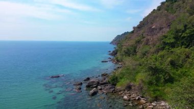 Koh Chang kıyı şeridi boyunca yemyeşil tepeler ve turkuaz sular. İticileri ileri çalıştır 