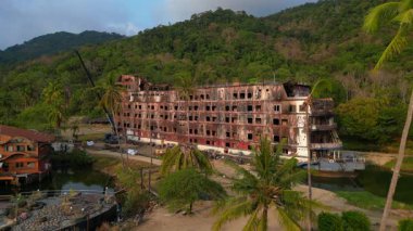 Tayland 'ın Koh Chang adasındaki terk edilmiş hayalet geminin günbatımında üzerinde bir vinç olan hava görüntüsü. statik üç ayaklı insansız hava aracı 