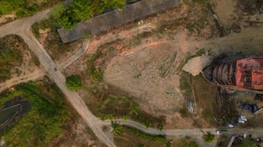 Tayland 'ın Koh Chang adasındaki terk edilmiş hayalet geminin günbatımında üzerinde bir vinç olan hava görüntüsü. Yukarıdan insansız hava aracı görüntüleri 