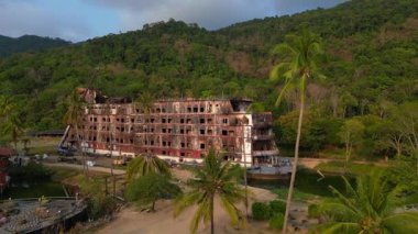 Tayland 'ın Koh Chang adasındaki terk edilmiş hayalet geminin günbatımında üzerinde bir vinç olan hava görüntüsü. Ters İHA uçuşu 
