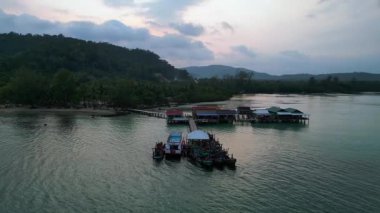 Koh Rong adası, bereketli palmiye ağaçları, canlı turkuaz suları ve geleneksel stilt evleriyle tropikal cennetin özünü yakalıyor. hız rampası hiper hareket zaman aşımı 