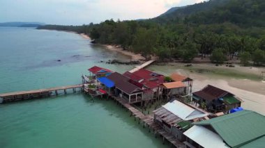 Koh Rong adası, bereketli palmiye ağaçları, canlı turkuaz suları ve geleneksel stilt evleriyle tropikal cennetin özünü yakalıyor. hız rampası hiper hareket zaman aşımı 