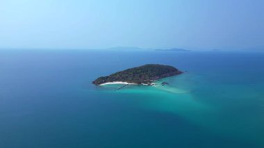 Koh Kham Adası 'nın yeşil tropikal bitki örtüsü kristal berrak turkuaz sularla çevrili, Tayland. Yukarıdan aşağıya doğru uçur 