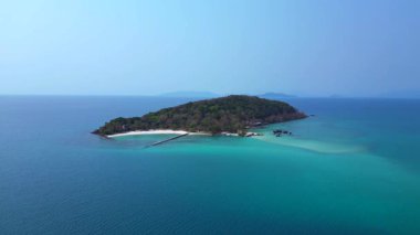 Koh Kham Adası kristal berrak turkuaz su, beyaz kumlu plajlar ve verimli tropikal bitki örtüsüyle, Tayland 'da popüler bir turizm beldesi. statik üç ayaklı insansız hava aracı 