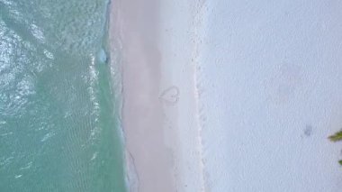 Sok San Sahili, Koh Rong adası, Kamboçya, Palmiye ağaçları, beyaz kum ve turkuaz su. Yukarıdan insansız hava aracı görüntüleri 