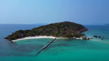 Koh Kham Adası kristal berrak turkuaz su, beyaz kumlu plajlar ve verimli tropikal bitki örtüsüyle, Tayland 'da popüler bir turizm beldesi. panorama yörünge dronu 