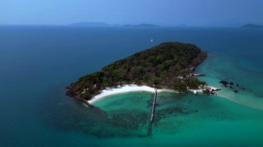 Koh Kham Adası 'nın yeşil tropikal bitki örtüsü kristal berrak turkuaz sularla çevrili, Tayland. İHA kamerası aşağıya bakıyor 