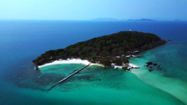 Koh Kham Adası 'nın yeşil tropikal bitki örtüsü kristal berrak turkuaz sularla çevrili, Tayland. İHA alçalıyor 
