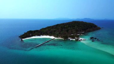 Koh Kham Adası 'nın yeşil tropikal bitki örtüsü kristal berrak turkuaz sularla çevrili, Tayland. panorama yörünge dronu 