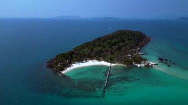 Koh Kham Adası 'nın yeşil tropikal bitki örtüsü kristal berrak turkuaz sularla çevrili, Tayland. Drone görüntülerini daire içine al 