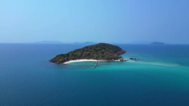 Koh Kham Adası kristal berrak turkuaz su, beyaz kumlu plajlar ve verimli tropikal bitki örtüsüyle, Tayland 'da popüler bir turizm beldesi. geniş yörünge görünümü dronu 